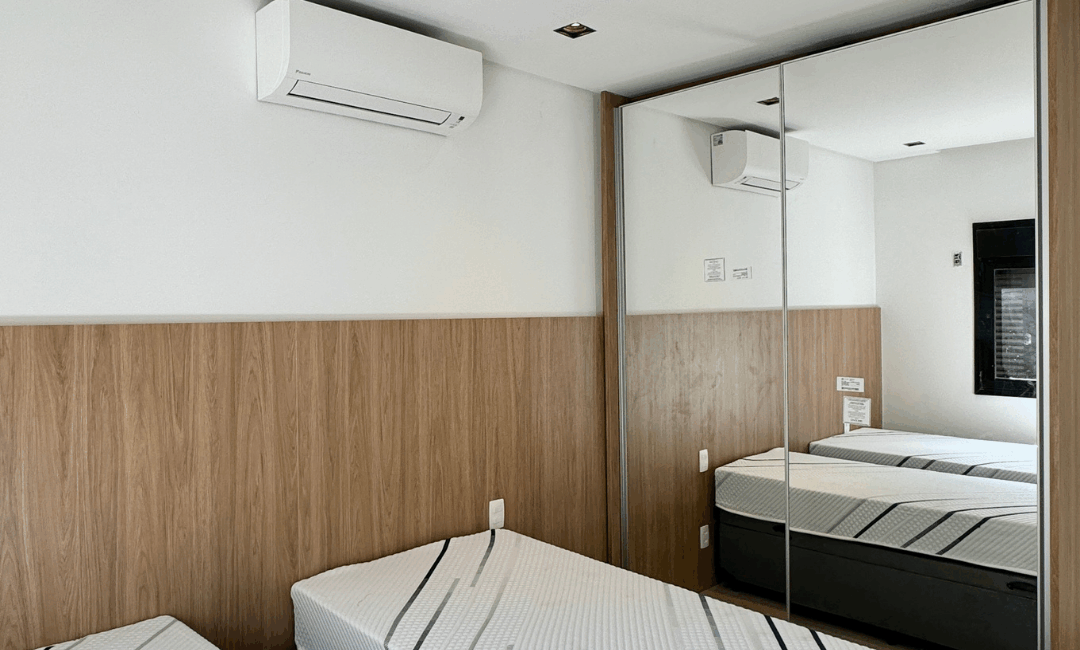 Quarto planejado com guarda-roupa espelhado e cabeceira em madeira