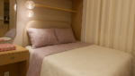 Quarto planejado com cama de casal, armário aéreo e iluminação embutida – Casa V Montagem