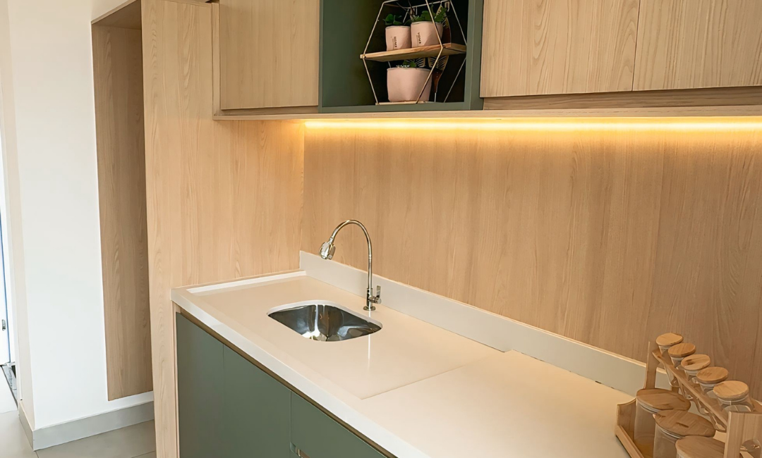 Cozinha planejada em MDF verde sálvia e amadeirado com iluminação LED sob medida Studio V