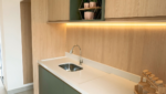 Cozinha planejada em MDF verde sálvia e amadeirado com iluminação LED sob medida Studio V
