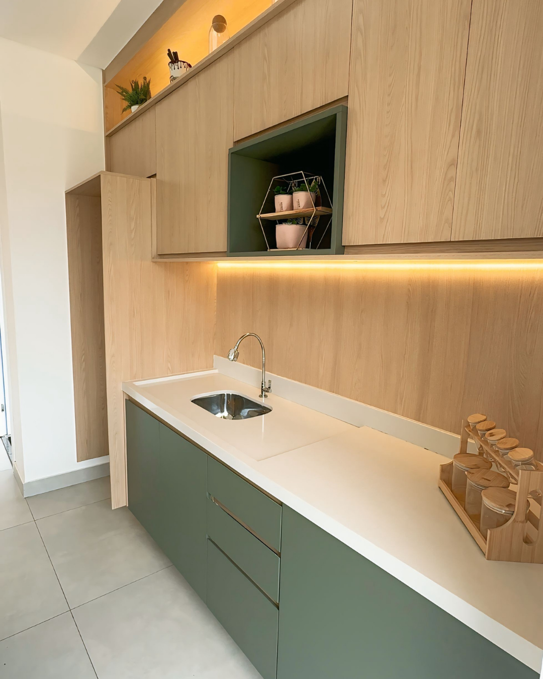 Cozinha Planejada em Verde Sálvia e Tons Amadeirados: Sofisticação e Aconchego em MDF