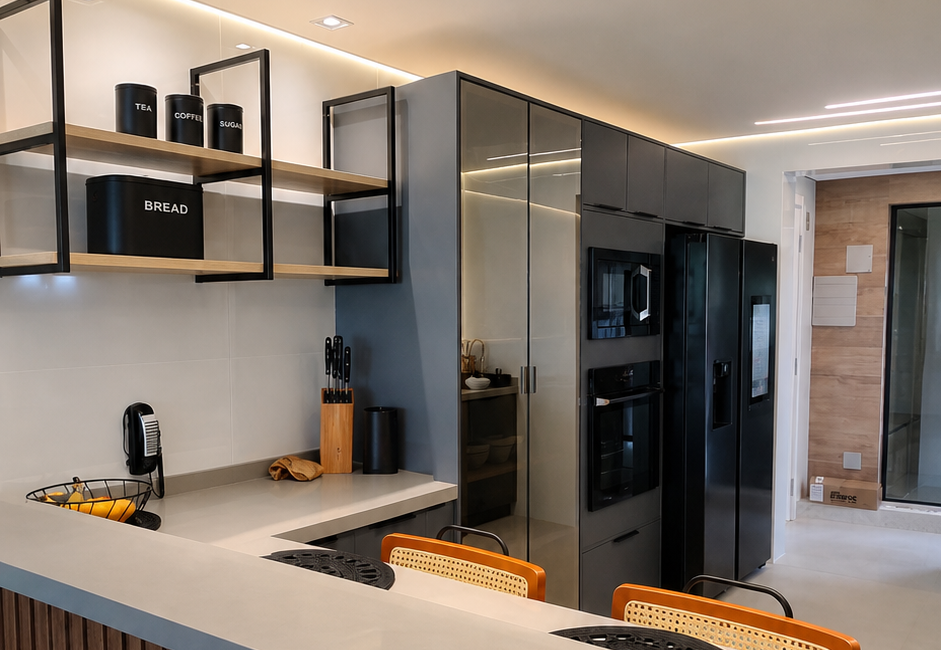 Prateleiras de madeira com estrutura metálica preta em cozinha planejada moderna com iluminação indireta.